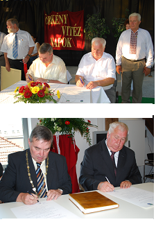 zwei Bürgermeister Unterschrift Städtepartnerschaft